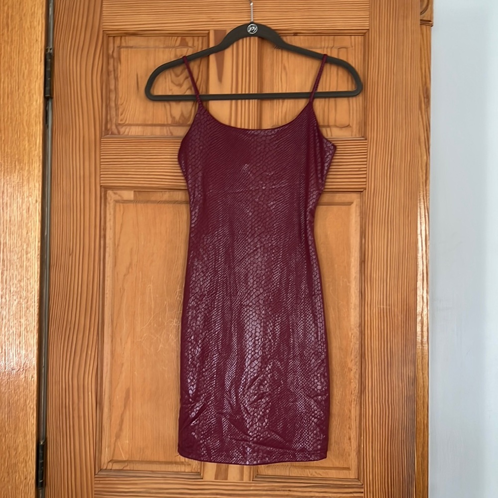 Size small, Windsor maroon snake print dress. It’s a body-con mini dress.